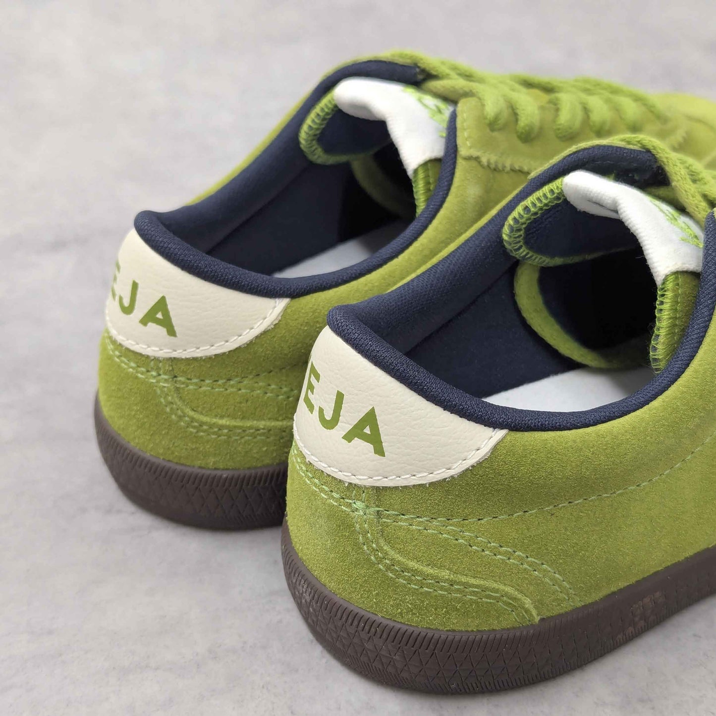 スニーカー VOLLEY